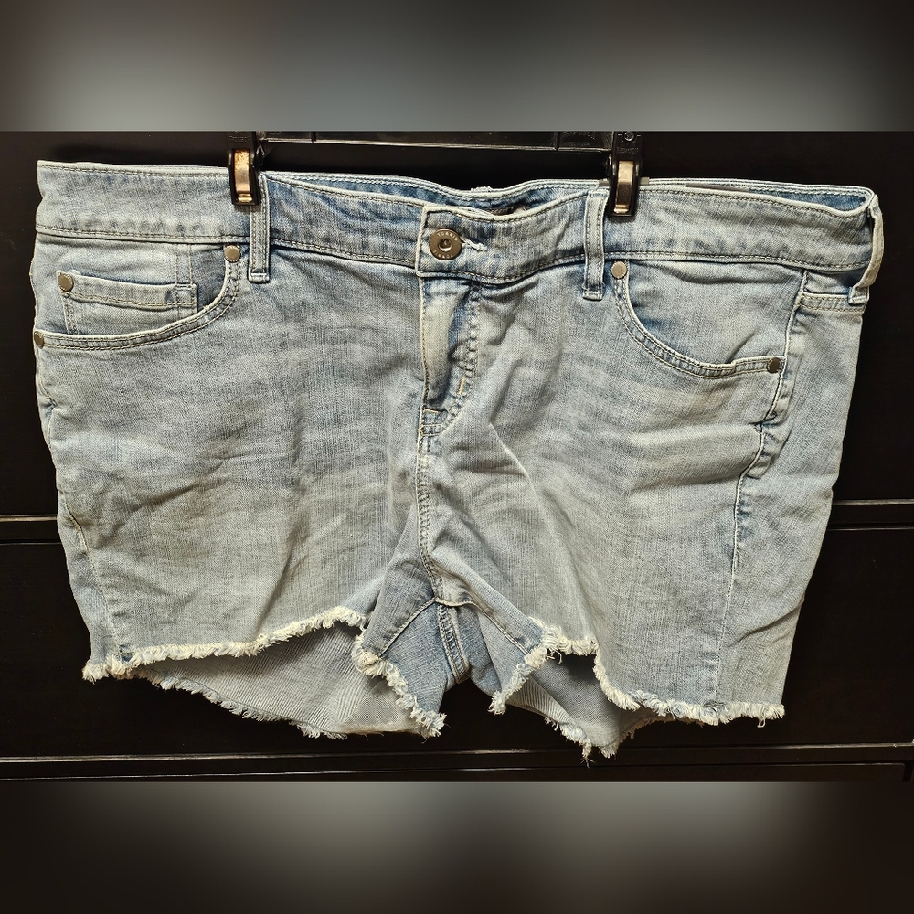 Torrid 3.5 Inch Frayed Hem Denim Shorts Size 18 Light Wash NWT